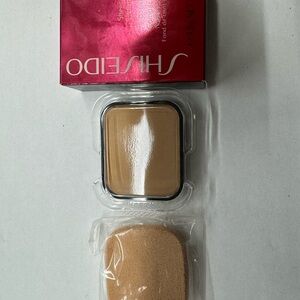 Sheer magnifying compact refill long lasting oil free